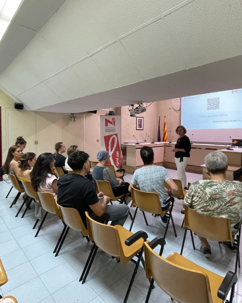 CNLReus's tweet photo. Dilluns, 53 treballadors de l’@falset_cat van participar en tres tallers de sensibilització lingüística per conèixer la situació del català i reflexionar sobre la importància de mantenir-lo en l’ús quotidià. L’acció forma part del pla local d’impuls del català. https://t.co/5y7MN1SKcs
