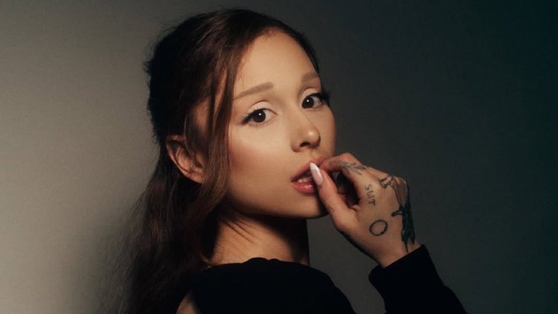statsforari's tweet photo. ‘yes, and’ vs. ‘hate that i made you love me’ (US apple music) (same time):    

#8 (+2) — htimylm *Peak #8*   

#15. (-4) — yes, and? *Peak #4* https://t.co/gOrM7kRzq2