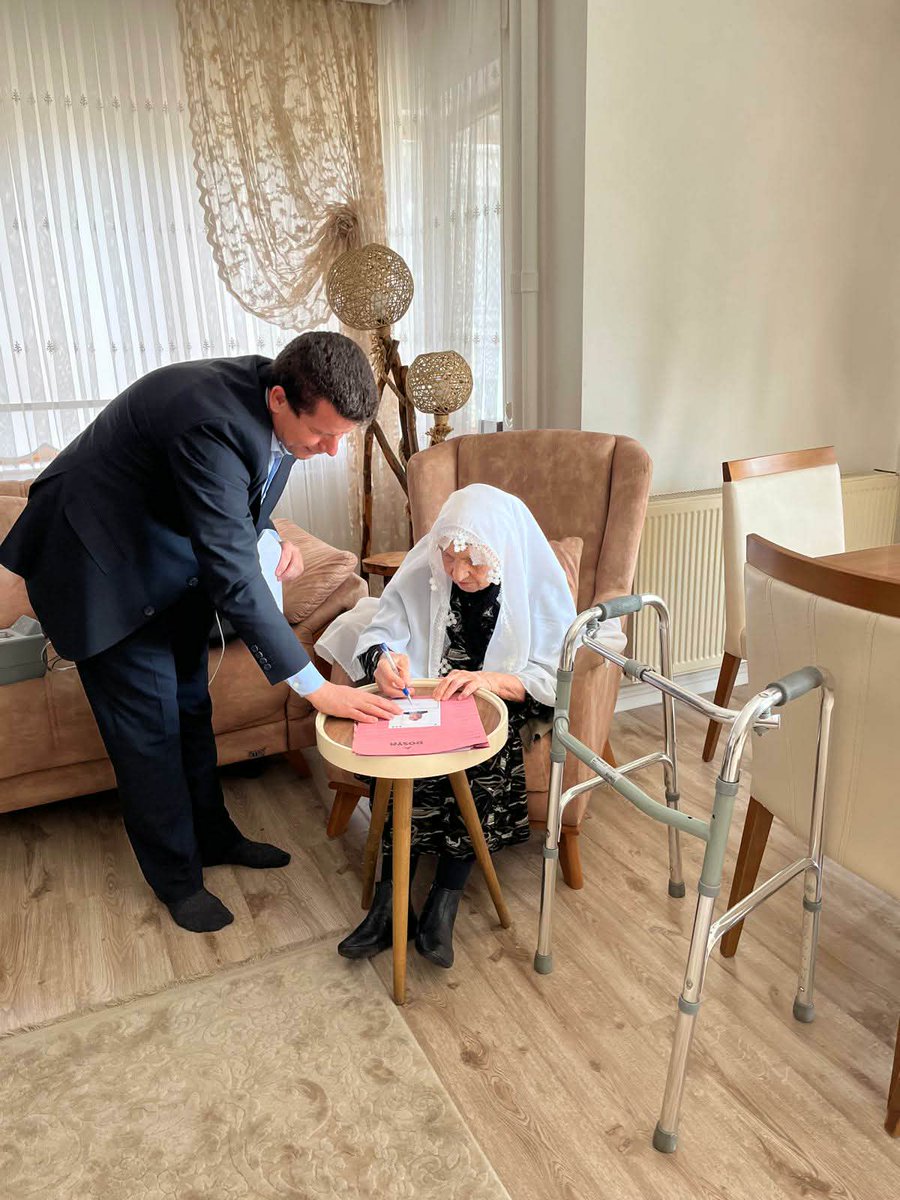 AfyonGunFM's tweet photo. Afyonkarahisar İl Nüfus ve Vatandaşlık Müdürlüğü personelleri, daireye gelemeyen engelli, hasta ve yaşlılara adreslerinde nüfus hizmeti sunmaya devam ediyor. @afyon_nvi @E_tanyeri 
Haberi aşağıdaki linkten okuyabilirsiniz.
https://t.co/I3rhdmp4I0 https://t.co/OwpgbgF3w4