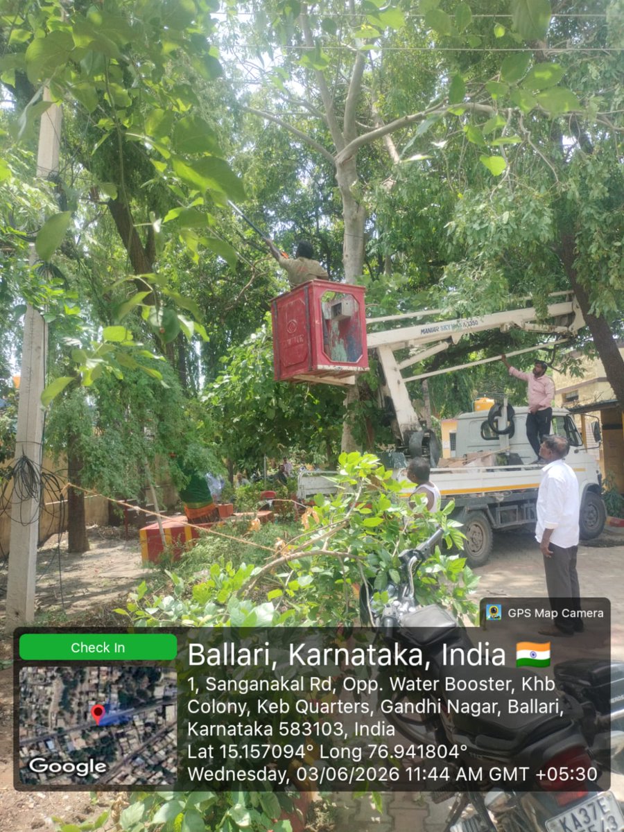 Comm_Ballari's tweet photo. ವಲಯ-1 ಕಚೇರಿಯ ಎದುರಿನ ಬಿದ್ದ ಮರದ ಕುರಿತು ಬಂದ ದೂರನ್ನು ಪರಿಶೀಲಿಸಿ ಕ್ರಮ ಕೈಗೊಳ್ಳಲಾಗಿದೆ. https://t.co/MFQjCZfIhC