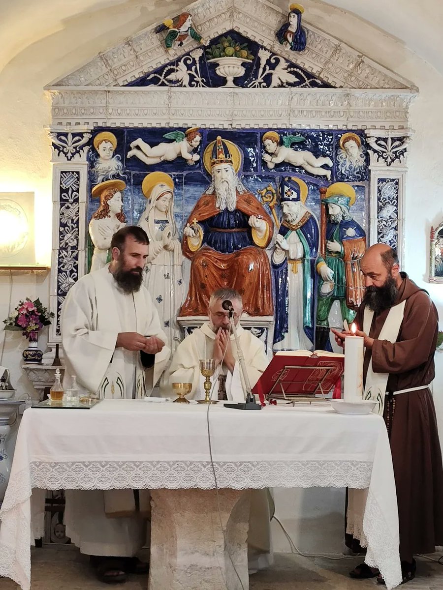 fraticapp's tweet photo. 🥾🌿 30 maggio 2026 - Una bellissima giornata di cammino, vissuta nella preghiera 🙏 e nella fraternità 🤝 da #Valsorda all'Eremo di #Serrasanta ⛪️🌳

✨ Grazie a Dio e a tutti voi! ❤️

🚶‍♂️📖 Il Vangelo si fa Strada!!!

#ofmcap
#fraticappuccini
#ilvangelosifastrada https://t.co/hWAeCq0sLk