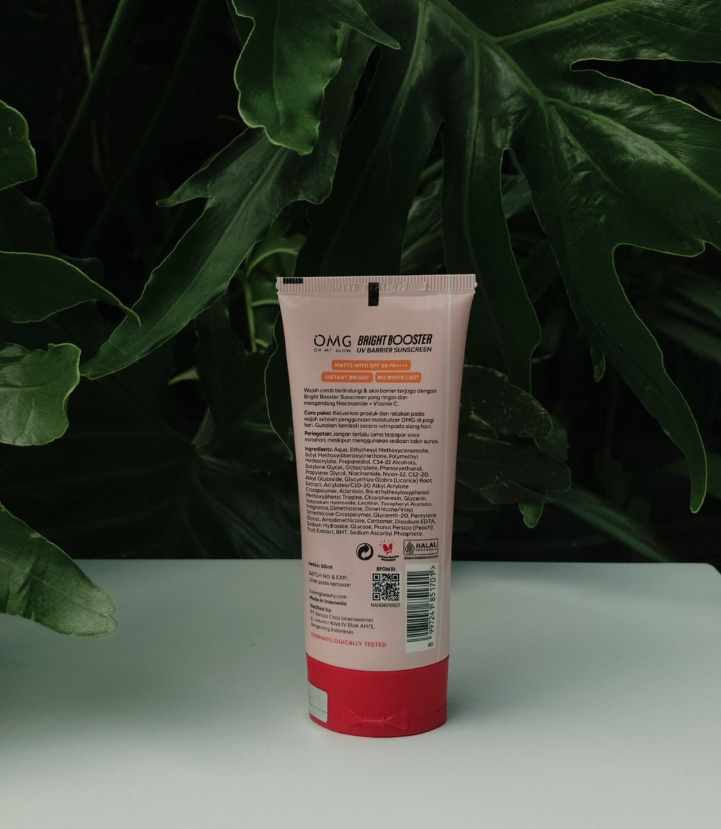 hubbayellow's tweet photo. Plis lah in this economy nyari sunscreen tuh gak usah yg ribet, yg penting ramah kantong tapi isinya gak pelit 😭👍 

Kemaren pas lagi nyari sunscreen harian aku iseng nyobain si pink oranye dari OMG ini, beneran penyelamat dompet banget pas tanggal tua wkwk https://t.co/E3qu6X5ip1