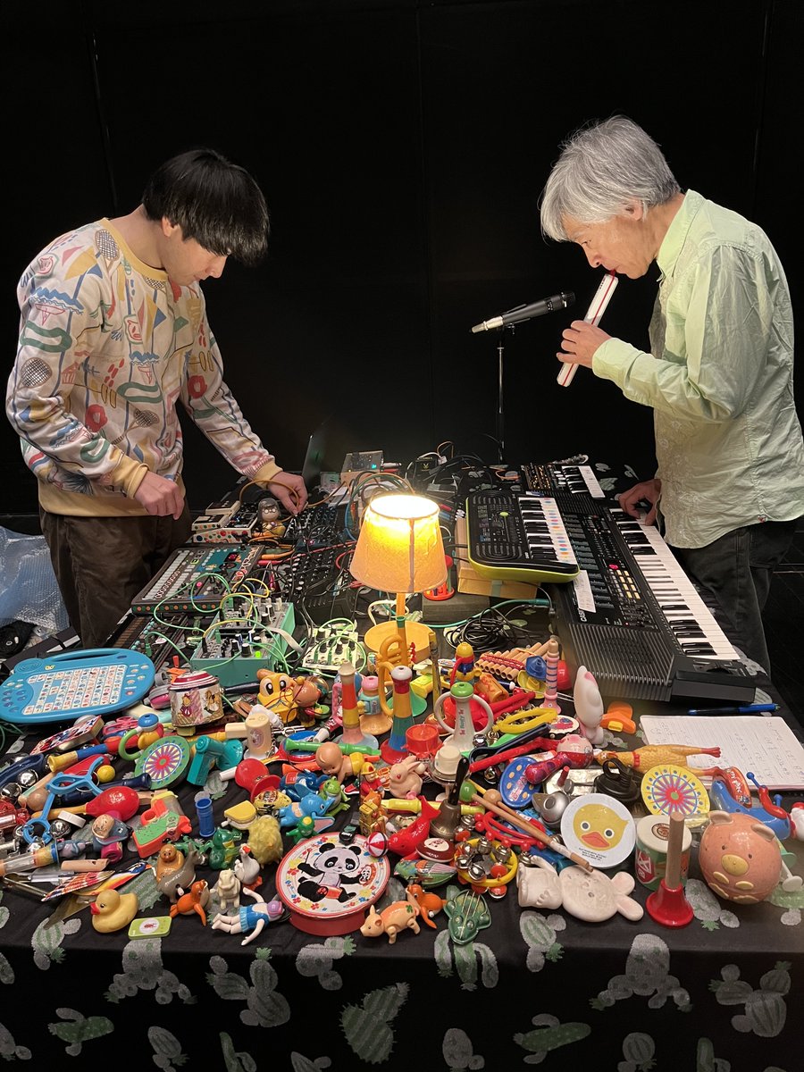 SHEYeYe's tweet photo. 敷き詰められたおもちゃのヴィジュアル、そこから飛び出す予測不可能な音、そして両名の親密な対話の雰囲気…。この山下康(イノヤマランド)＆ASUNAのパフォーマンスを近代和風ギャラリーでしっぽり生体験できる新潟公演はこちら→https://t.co/bnROeHpxaq https://t.co/C0UfiDjffr