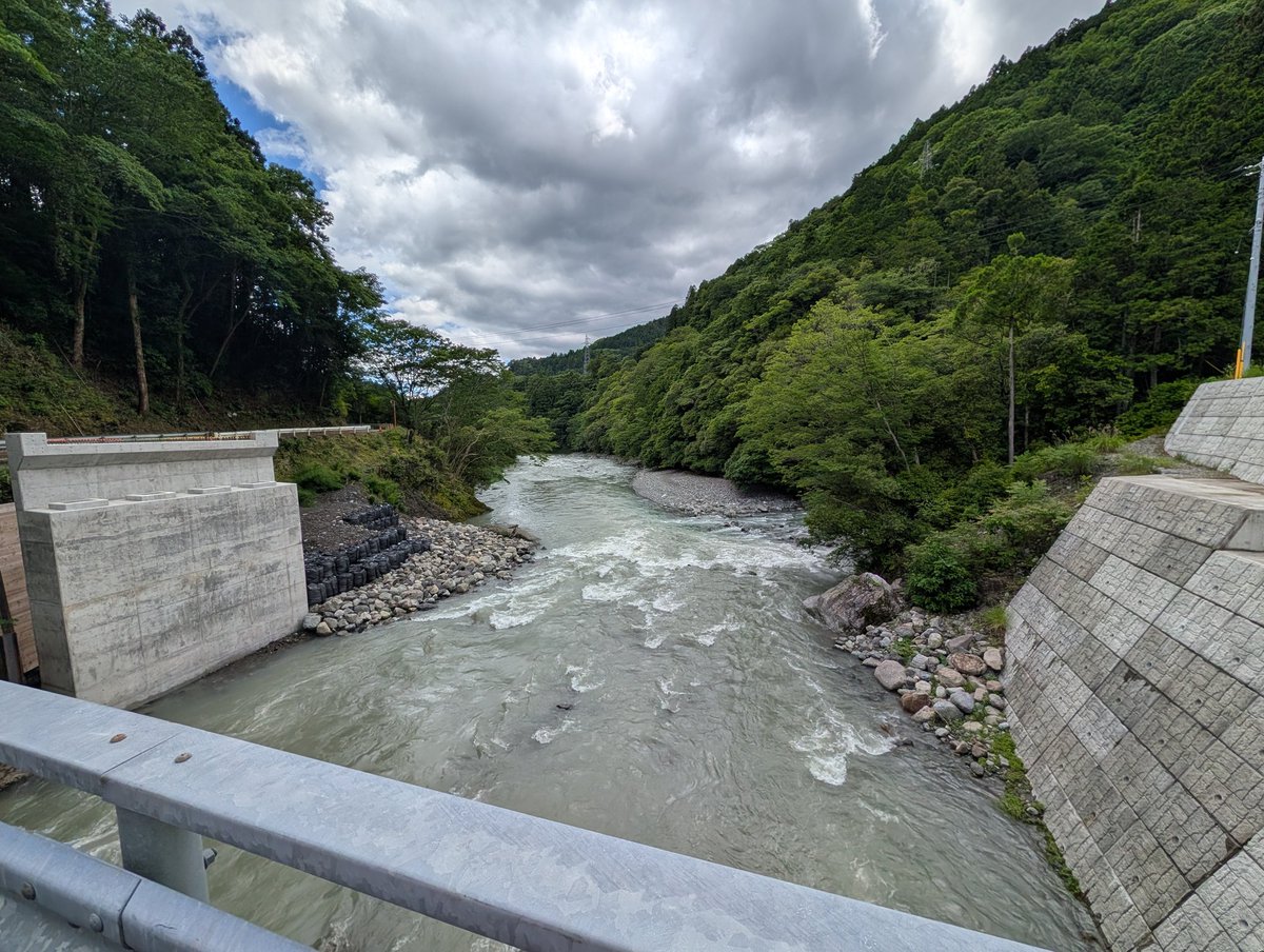 monobegawa's tweet photo. ただでさえ鮎が厳しい状況なのにこの濁りはキツイ
渇水からの大濁の増水、冷水病真っしぐらの条件🙄
自然相手だから祈る事しか出来ない🙏 https://t.co/R8QF8LgpeT
