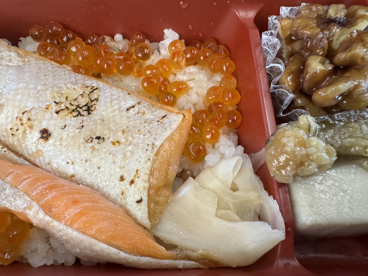 ekibento's tweet photo. 5月31日、小松駅の小松KABULETで 「鮭ハラスといくらの親子重」1,300円、掛け紙が無いので前回スルーした「隈取り寿司あじ」1,200円を購入。前者はトロットロの鮭ハラスがイクラを散らした鮭入りご飯の上に載る秀逸な駅弁。後者は大葉と錦糸卵が敷かれた寿司飯の上に鯵の切身が10枚以上。#駅弁 https://t.co/1IcTDYjPxj