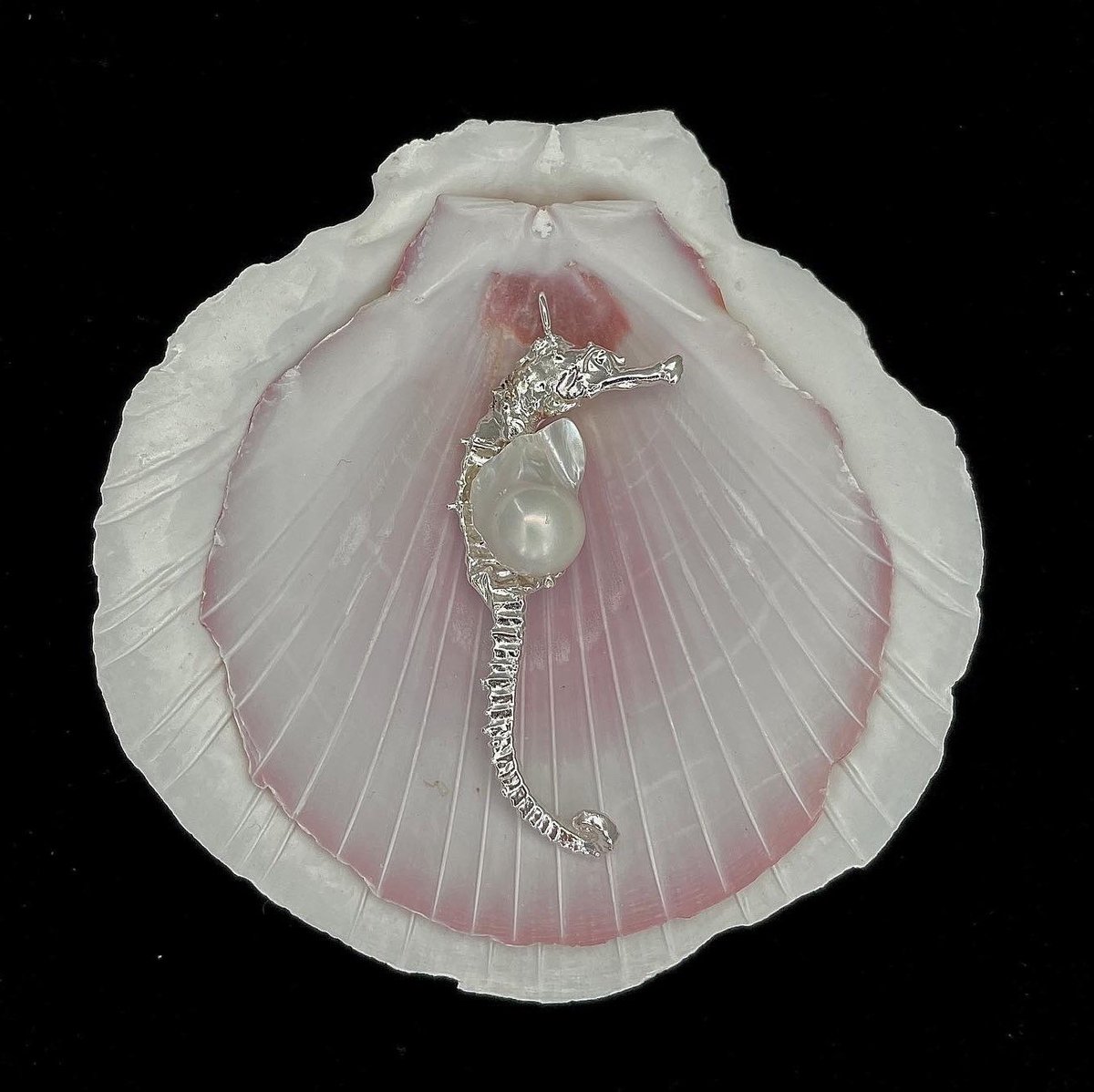 ArtorOtherThing's tweet photo. seahorse pendant with baroque pearl pouch by moon and serpent https://t.co/aH7wLyvO3T