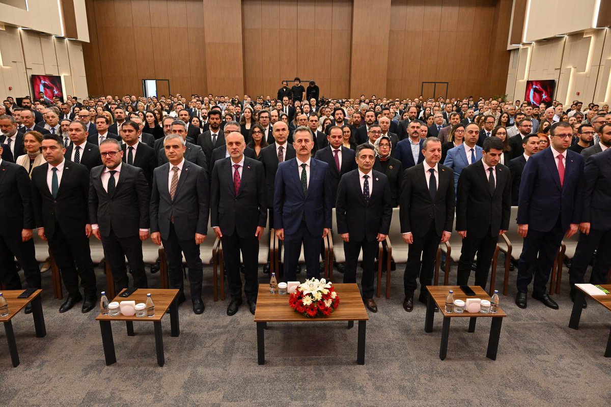 halukgorgun's tweet photo. 📍 Ankara 🇹🇷

ASELSAN Gölbaşı Tesisleri’nde, Savunma Sanayii Akademimiz tarafından geliştirilen İnsan Yönetimi Olgunluk Modeli’nin lansman programını gerçekleştirdik.

Kurumsal yetkinlik ve sürdürülebilir gelişim alanlarında ortak bir değerlendirme ve gelişim çerçevesi sunan bu modelin; savunma sanayii ekosistemimizin insan kıymeti yönetimi kapasitesine önemli katkılar sağlayacağına inanıyoruz.

Bir ülkenin en büyük gücü yetişmiş insan kıymetidir. Savunma sanayiimizde elde ettiğimiz her başarının arkasında; mühendislerimizin, teknisyenlerimizin, araştırmacılarımızın, yöneticilerimizin ve girişimcilerimizin emeği bulunmaktadır.

Yaş ortalaması 35’in altında olan insan kıymetimiz; geliştirdiği sistemler, ortaya koyduğu kabiliyetler ve üstlendiği sorumluluklarla savunma sanayiimizin geleceğini inşa etmektedir.

Gelecek, insan kıymetine yatırım yapanların olacaktır. Savunma sanayiimizin en büyük gücü olan insan kıymetimizi geliştirmeye ve gelecek nesillere daha güçlü bir ekosistem bırakmaya kararlılıkla devam edeceğiz.

Bu kıymetli çalışmanın hayata geçirilmesinde emeği bulunan başta @SavunmaAkademi olmak üzere tüm paydaşlarımıza teşekkür ediyor; programa ev sahipliği dolayısıyla @aselsan ailesine şükranlarımı sunuyorum.

#MilliTeknolojiHamlesi #MilliYetkinlikHamlesi