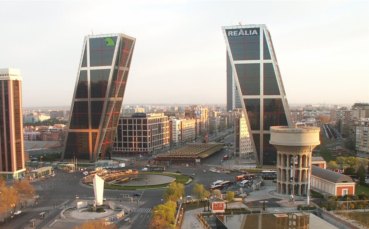 _danitorres___'s tweet photo. Por ejemplo las Torres KIO no tienen nada que ver con la arquitectura vernácula/tradicional de Madrid y han logrado formar parte de la identidad de la ciudad 

Eso es mi opinión lo importante, que se integren y expandan la identidad de un lugar https://t.co/uFreHieWdy