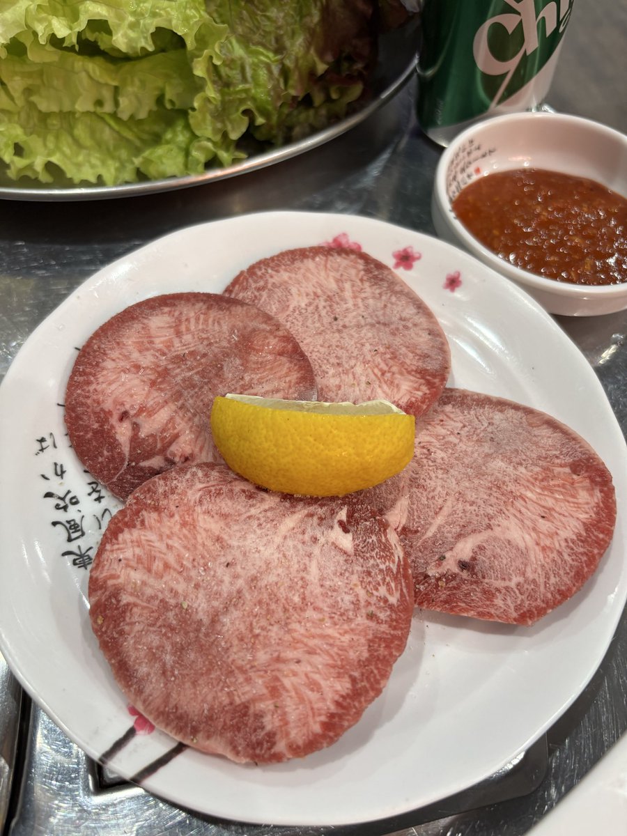 ra_men_morimori's tweet photo. 韓国焼肉 丸い月総本店　船橋

㊗️焼肉百名店2026受賞
➡️コスパ最高の韓国系焼肉✨

提供される料理の量に驚愕🤣🤣🤣
３人以上推奨します‼️
食べきれなくても、持ち帰り用に包んでくれますし、、、なんとお土産まで貰えます♪
コッチョリ（浅漬けキムチ）美味好き😋✨ https://t.co/01K7cxzSDX