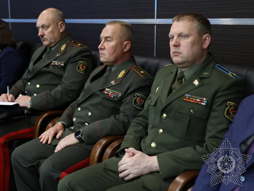 MOD_BY's tweet photo. «Сложно представить, какой была бы ситуация в сфере безопасности на пространстве Организации, если бы наши страны не сохранили тесное сотрудничество и не развивали его в соответствии с меняющейся обстановкой», — генерал-лейтенант Виктор Хренин.

➡️ https://t.co/x2Nx4RTBg1 https://t.co/CGk4dhDLFp