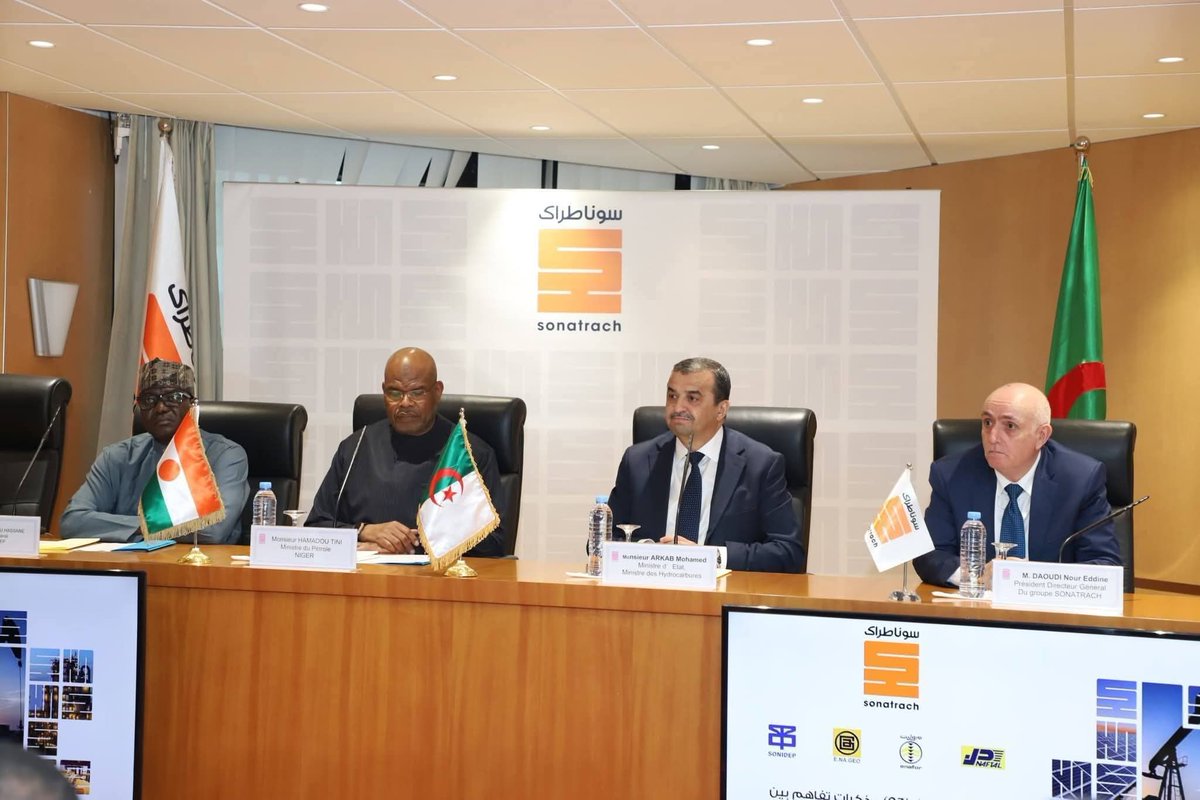 aboubacarybarma's tweet photo. #Niger #Algérie 
#Coopération #Hydrocarbures
 #Énergie |
En mission de travail en Algérie, le ministre nigérien du Pétrole, #Hamadou_Tini, a eu une série d’échanges avec le ministre d’État algérien chargé des Hydrocarbures, #Mohamed_Arkab.
#Sonidep #Sonatrach https://t.co/hgWeAhQcqZ