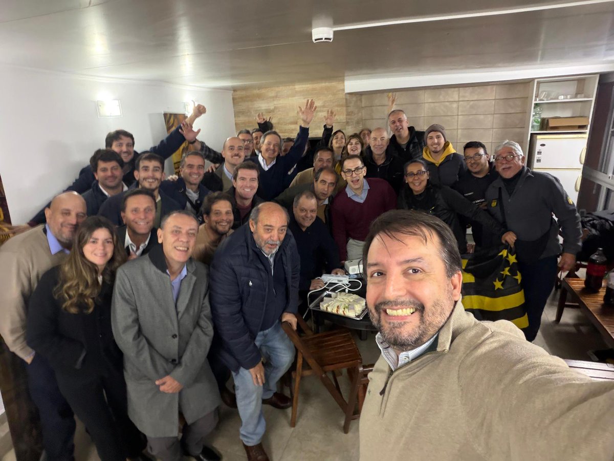 CarlosBardakian's tweet photo. #Peñarol

⚠️ Nueva Agrupación: Vamos Peñarol.

➡️ Hace unos días atrás un grupo de socios se reunieron para acompañar a una nueva corriente independiente liderada por el Cr. Pablo Amaro.

➡️ Se presentó el proyecto a futuro que comprende diferentes áreas; habrá más reuniones. https://t.co/GUm52z6VFp
