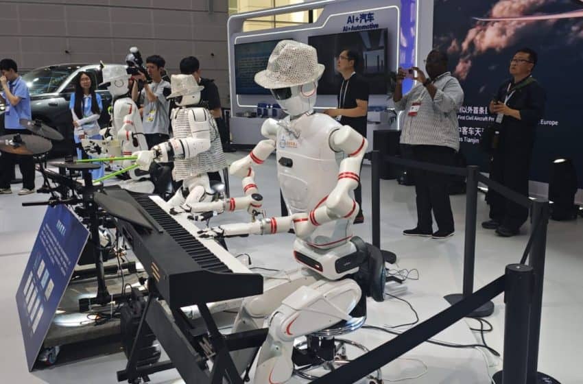 AAglo63047's tweet photo. À @Tianjin, le « #SmartTour » a plongé des journalistes africains au cœur des innovations en intelligence artificielle, robotique et industrie intelligente. Une vitrine du futur où #technologies et applications concrètes façonnent déjà le monde de demain.
#IA #Chine #Innovation https://t.co/H5YEOsqey5
