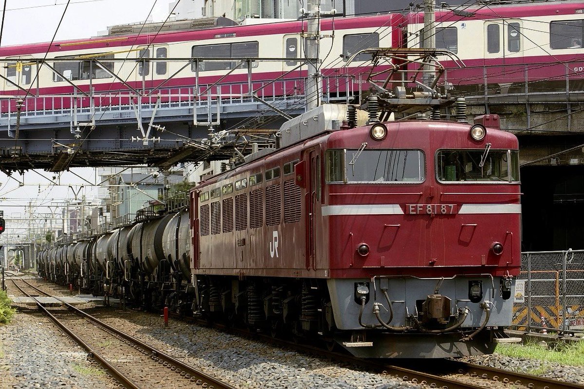 Hiroshi651059's tweet photo. 田端81のセメント編成を狙ったら上野行きの京急600形がクロスしたとき。2000.8.4 https://t.co/StQ4eflK5M