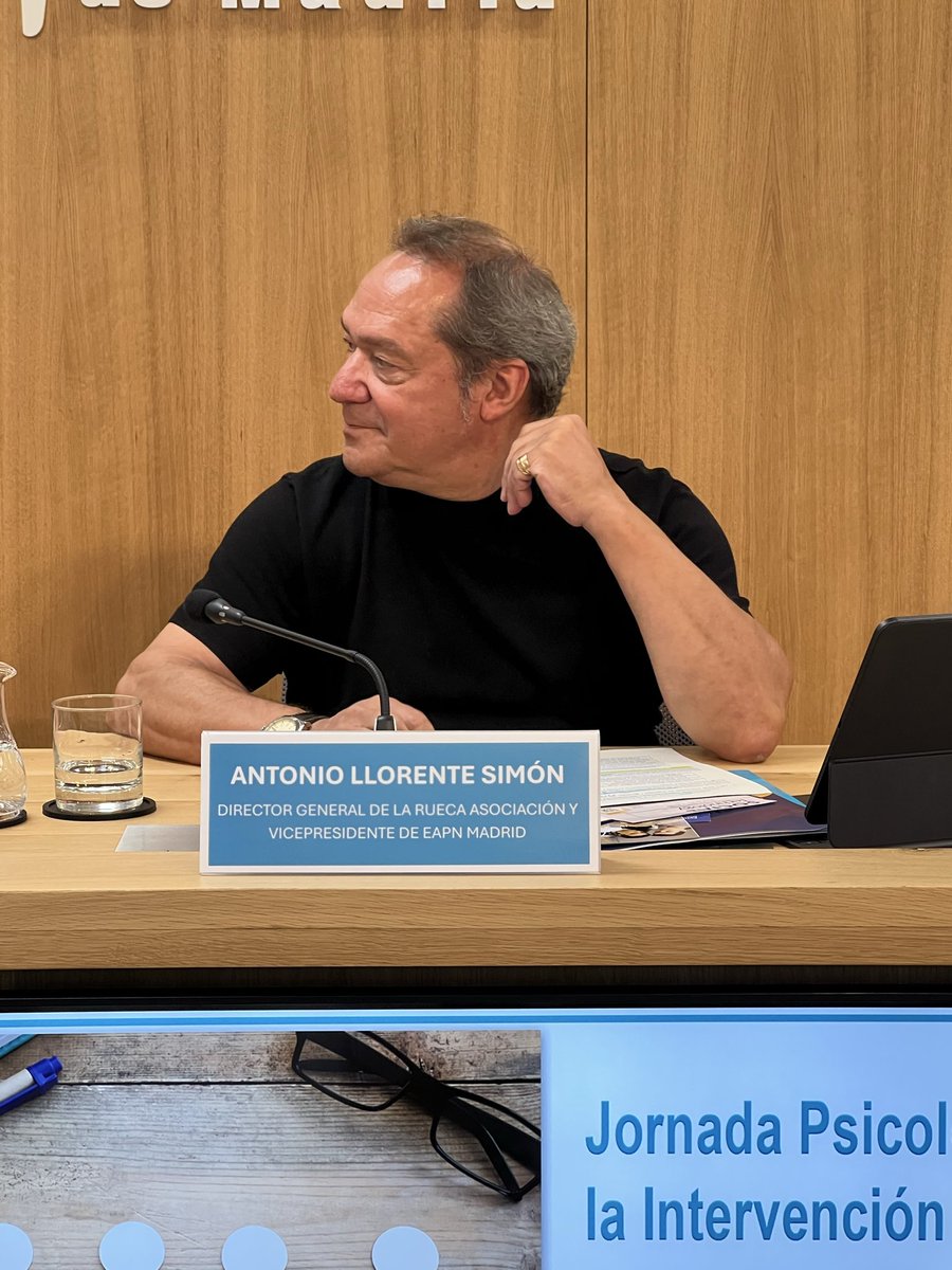 CopMadrid's tweet photo. @urjc @MADRID @BritishCouncil @antoniollorsi, director general de @laruecaas y vicepresidente de @EAPNMadrid, es el siguiente ponente en el encuentro.

Llorente habla de la juventud y la experiencia en intervén psicosocial con jóvenes en riesgo. https://t.co/hO6zpbDbhl