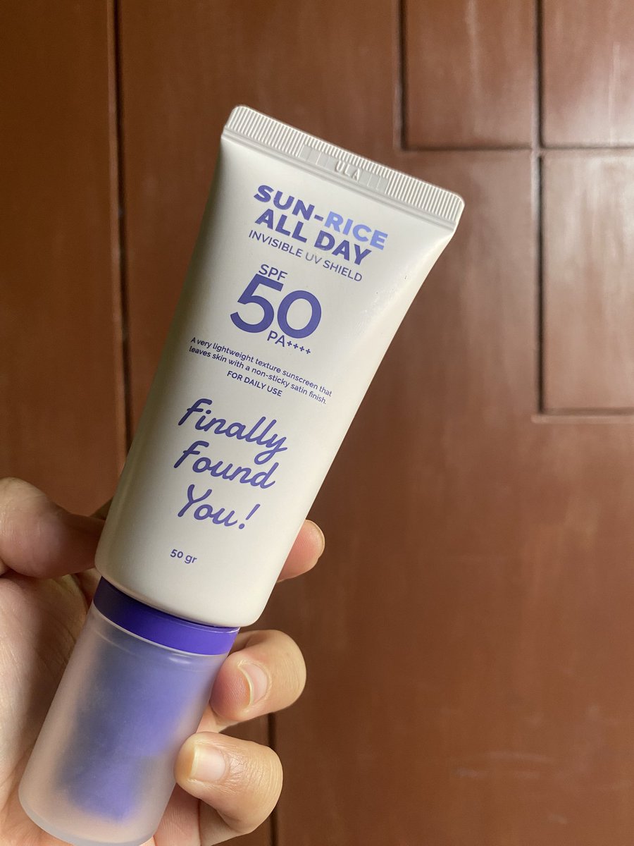 twitnyapimma's tweet photo. jujur cari sunscreen yang match di kulitku & nggak bikin pilling tuh susah bgt. udah cocok teksturnya, eh pilling. udah nggak pilling, eh malah bikin greasy.

but finally, i found you 💗
sun rice all day dari finnaly found you ini nggak bikin pilling samsek di aku. dipake setelah skincare aman, dilayer sama makeup juga aman ✨
