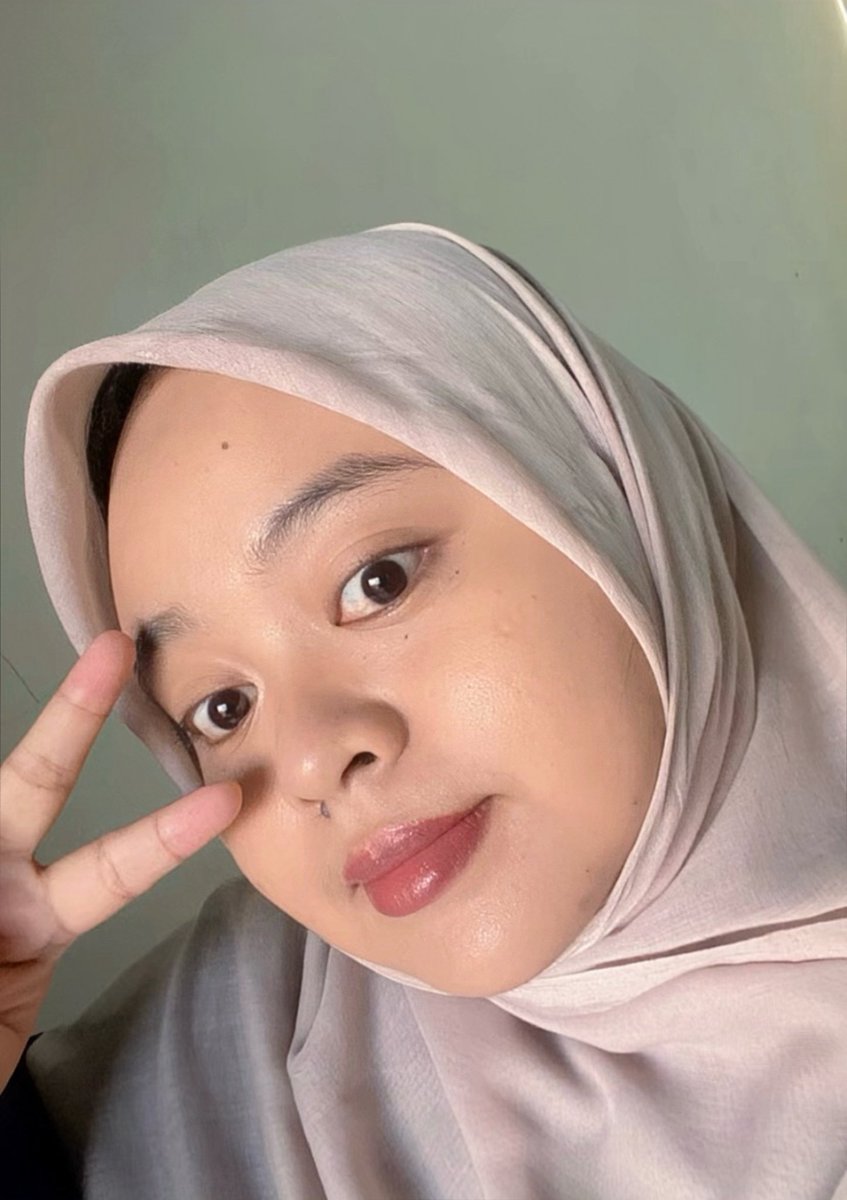 twitnyapimma's tweet photo. jujur cari sunscreen yang match di kulitku & nggak bikin pilling tuh susah bgt. udah cocok teksturnya, eh pilling. udah nggak pilling, eh malah bikin greasy.

but finally, i found you 💗
sun rice all day dari finnaly found you ini nggak bikin pilling samsek di aku. dipake setelah skincare aman, dilayer sama makeup juga aman ✨