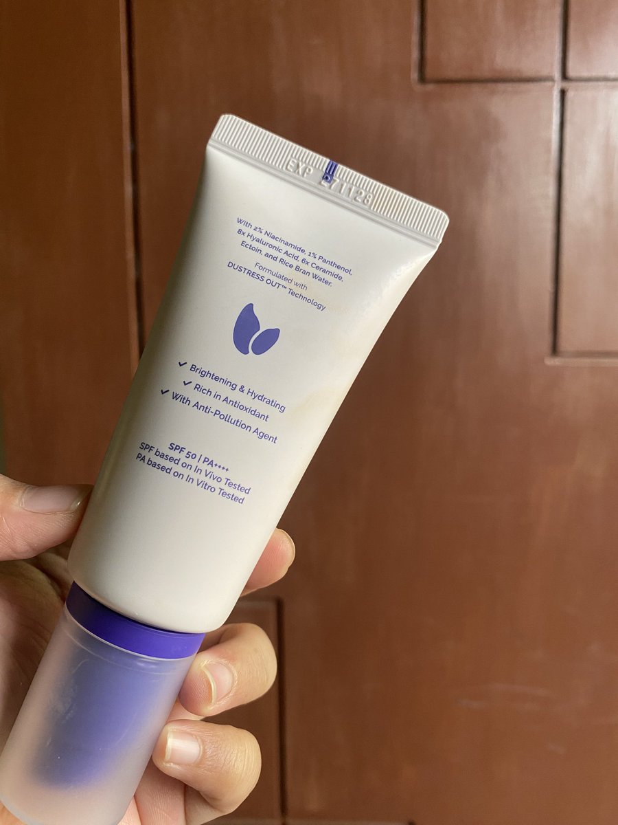 twitnyapimma's tweet photo. jujur cari sunscreen yang match di kulitku & nggak bikin pilling tuh susah bgt. udah cocok teksturnya, eh pilling. udah nggak pilling, eh malah bikin greasy.

but finally, i found you 💗
sun rice all day dari finnaly found you ini nggak bikin pilling samsek di aku. dipake setelah skincare aman, dilayer sama makeup juga aman ✨