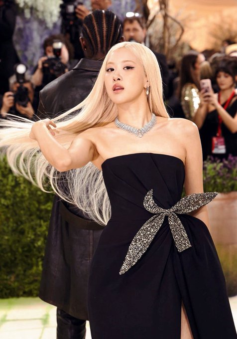 BIZBoost's tweet photo. From BLACKPINK star to record breaker 😳🌹

ROSÉ now holds the title of highest RIAA certified female K pop act in U.S. history. https://t.co/f6yT4sxXSj