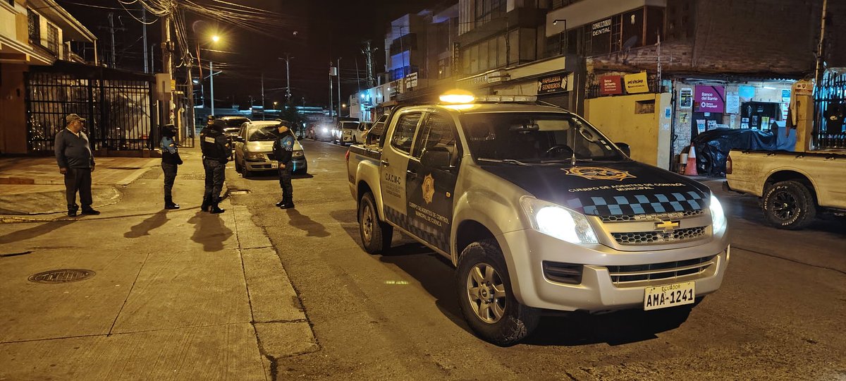 Mercados_Cuenca's tweet photo. #MercadosCuenca l Durante el operativo realizado hoy en el sector del Mercado El Arenal, se constató que el comercio informal se encuentra completamente controlado.

Los controles continuarán de forma permanente con el objetivo de garantizar la seguridad y el orden. https://t.co/sJqp1Ks10G