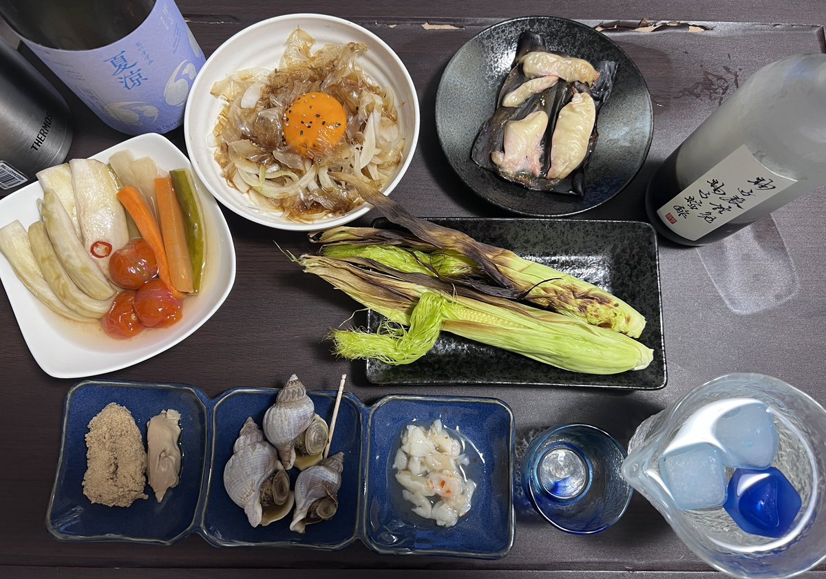 ojizousan's tweet photo. なんだか投稿は御無沙汰してしまっております。

本日の酒林堂配信のお供は

お酒は『甲子 純米吟醸 夏涼』

肴は「ヤングコーンのグリル焼き」「水茄子の和風マリネ」「珍味三種（イサキの卵と白子のうま煮、つぶ貝、烏賊トンビの塩辛）」「いさきの白子の松前焼き」「新タマスライス」です

#酒林堂 https://t.co/SLf2YTJl27