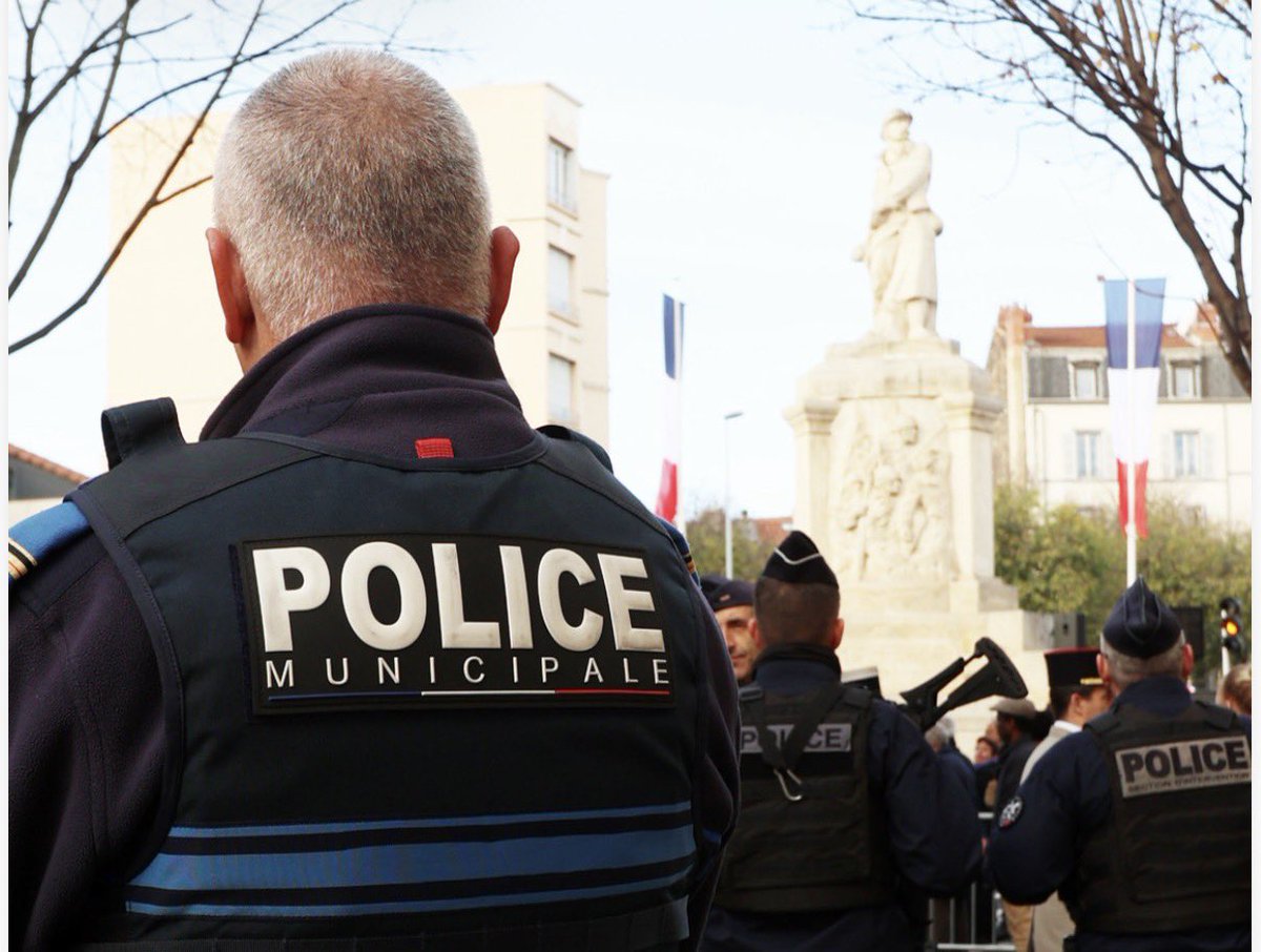 jpbrenas's tweet photo. Insécurité à @villedeclermontfd : fini les gadgets, place à l’action.

@bonyjulien propose un bouclier de protection : +100 policiers municipaux, armement, vidéoprotection, brigade transports, lutte contre les rodéos/ avec le soutien de @auvergnerhalpes et des services de l’Etat https://t.co/gbtlWgpgr9