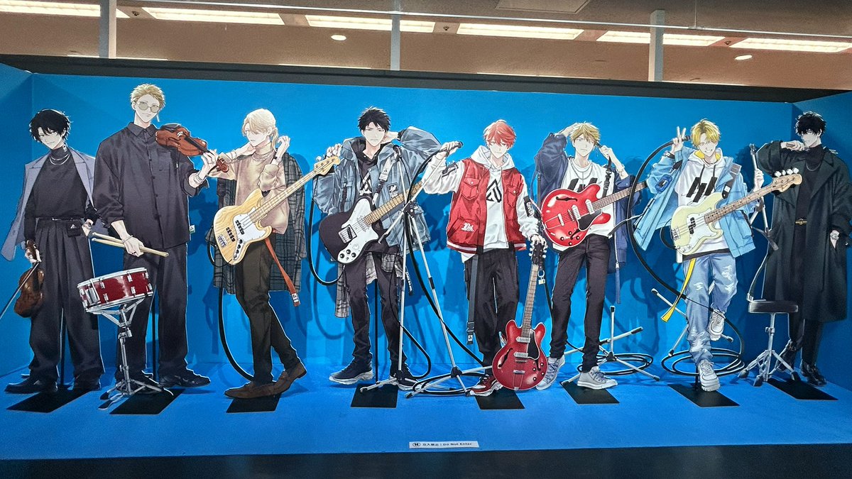 __dukiduki's tweet photo. 京都駅の広告とギヴン展♡
全員揃ってる等身大パネルが迫力ありすぎて感動でした😭みんなかっこいい
 #ギヴン展ENCOREに行ってきました https://t.co/cHBVfLVjz8