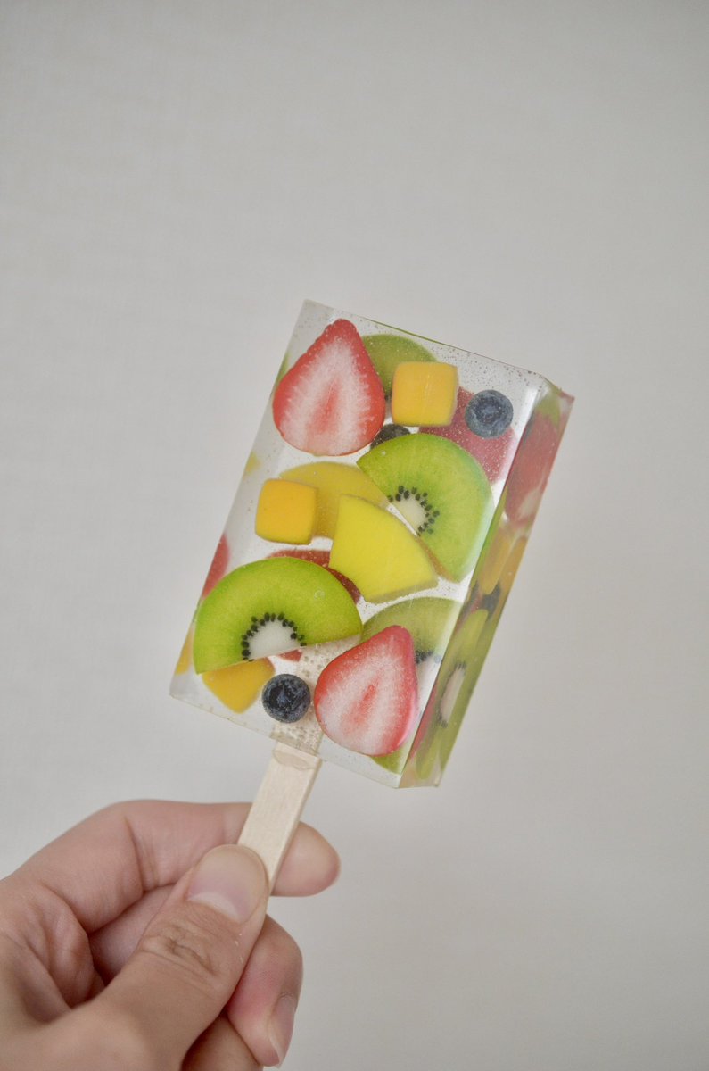 tritum___'s tweet photo. リアルサイズのアイスキャンディーをふんだんに使ったウェルカムボード🍓

友人にオーダーをいただいて制作しました💍
初めての試みでしたが可愛くできてよかった〜！
素敵な結婚式をありがとう🫶 https://t.co/Qbu1B3xBxP