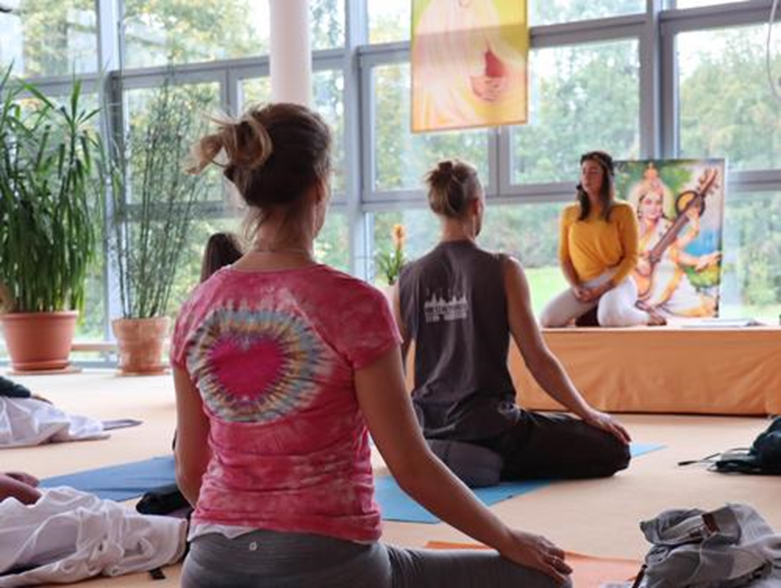 Mirabailove's tweet photo. Stille und Gemeinschaft können den Geist tief berühren. #Weltyogatag #IDY #YogaVidya https://t.co/klfWtFvbyL