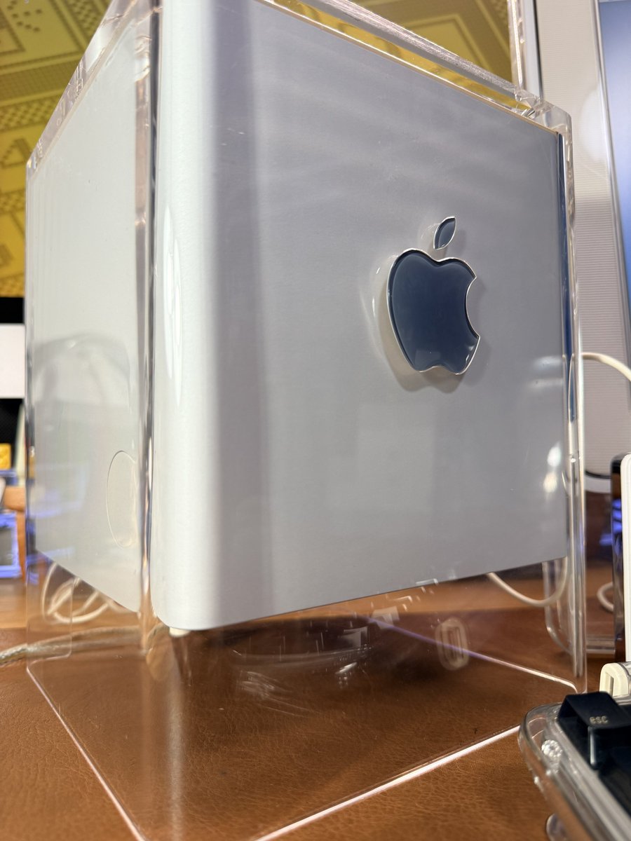 HDDが壊れかかってたPower Mac G4 Cube 新しいHDDに交換して、お馴染み