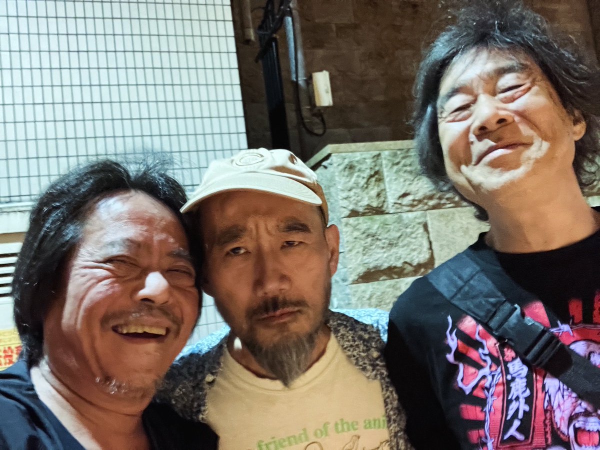 Tabatamitsuru's tweet photo. 沼田順、中村としまると、吉祥寺のおでんやに集合して呑み会。こういう集まりがあると記念にライヴをやるという話になるらしい。なってるハウスでしょうか。 https://t.co/QHU8rrjAHS