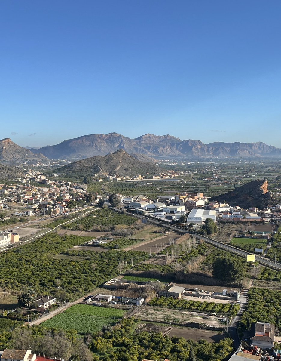enunlugardelah1's tweet photo. 🍋 Mucha gente cree que el municipio de #Murcia es un secarral y no es así. Milagrosamente, el Río💦, la huerta🎋las sierras🌳que la rodean la hacen “verde”.

Por eso cuando se quema🔥 parte de la huerta o del monte, es una tragedia.

Ayer (hoy sigue) ardieron los dos. https://t.co/TI1h1i2D52