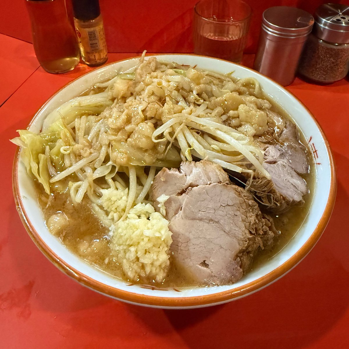 1024daichan1's tweet photo. 仙川二郎
小ラーメンニンニク少なめアブラカラメ

まさか自分のではないよなと思っていた豪快な丼が目の前に！
圧倒的盛りの良さ、他とは一線を画す生姜のキレ、カエシの甘い、クタクタヤサイとトロトロスープ
優しい接客も特徴的
過去1痺れた一杯🍜 https://t.co/EWPCSjakaw