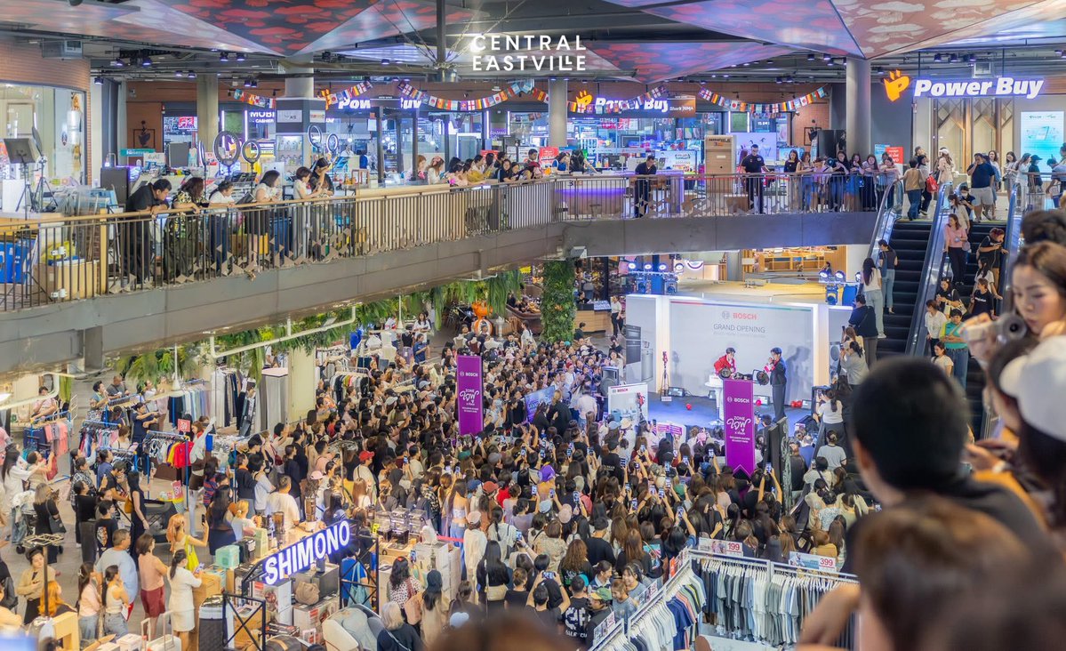 That19xx's tweet photo. สถานที่จัดงานนี้คิดว่าน่าจะเป็นตรงนี้นะที่จัดงานบ่อยๆ (โซนหน้าห้าง)ใครจะไปดูรอบนอกเผื่อเวลากันดีๆเด้อ พื้นที่มันค่อนข้างเล็ก แล้วก็ไม่มีแอร์🥹 https://t.co/7e2e02dDmB