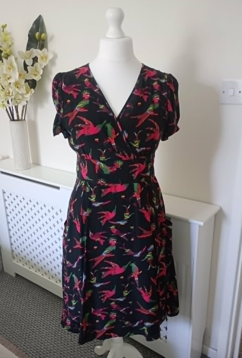 LovesVintage43's tweet photo. John Lewis Black Tropical Birds of Paradise Wrap Bodice Empire Silk 1940s Style Tea Dress, Pockets : Size 14 💚 #eBayforSellers #EbayUK #UKStyle #JohnLewis #Sustainable #Fashion #Dress #shopmycloset  #Retro #1940sStyle  https://t.co/6iwIRAcUun https://t.co/kKL4N4vwPh