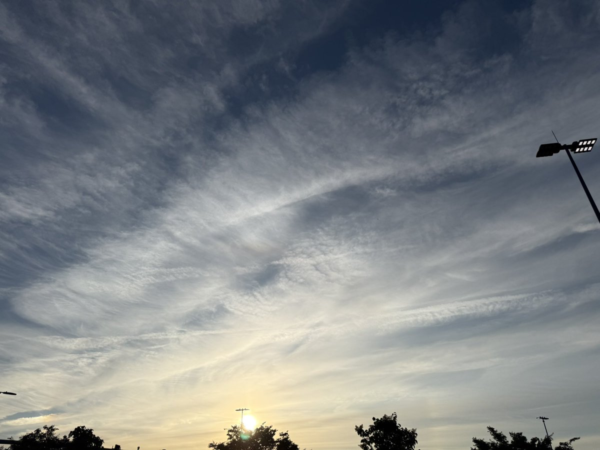 BDHawk466's tweet photo. Great morning in the nation’s Capital! So good to see the commercial airlines flying and blocking the sun with toxic chemicals! @realDonaldTrump @MELANIATRUMP @epaleezeldin @SecDuffy @SecWar https://t.co/sSp7iAN3Kl