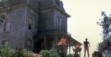 ChrisMcKit's tweet photo. Though Alfred Hitchcock died in 1980, the behind-the-scenes crew of PSYCHO II featured many individuals who had worked with Hitchcock. “It was the last gathering of people who worked with Alfred Hitchcock, so as a fan, it was fascinating to me,” screenwriter Tom Holland told me. https://t.co/79hl3J62Xk