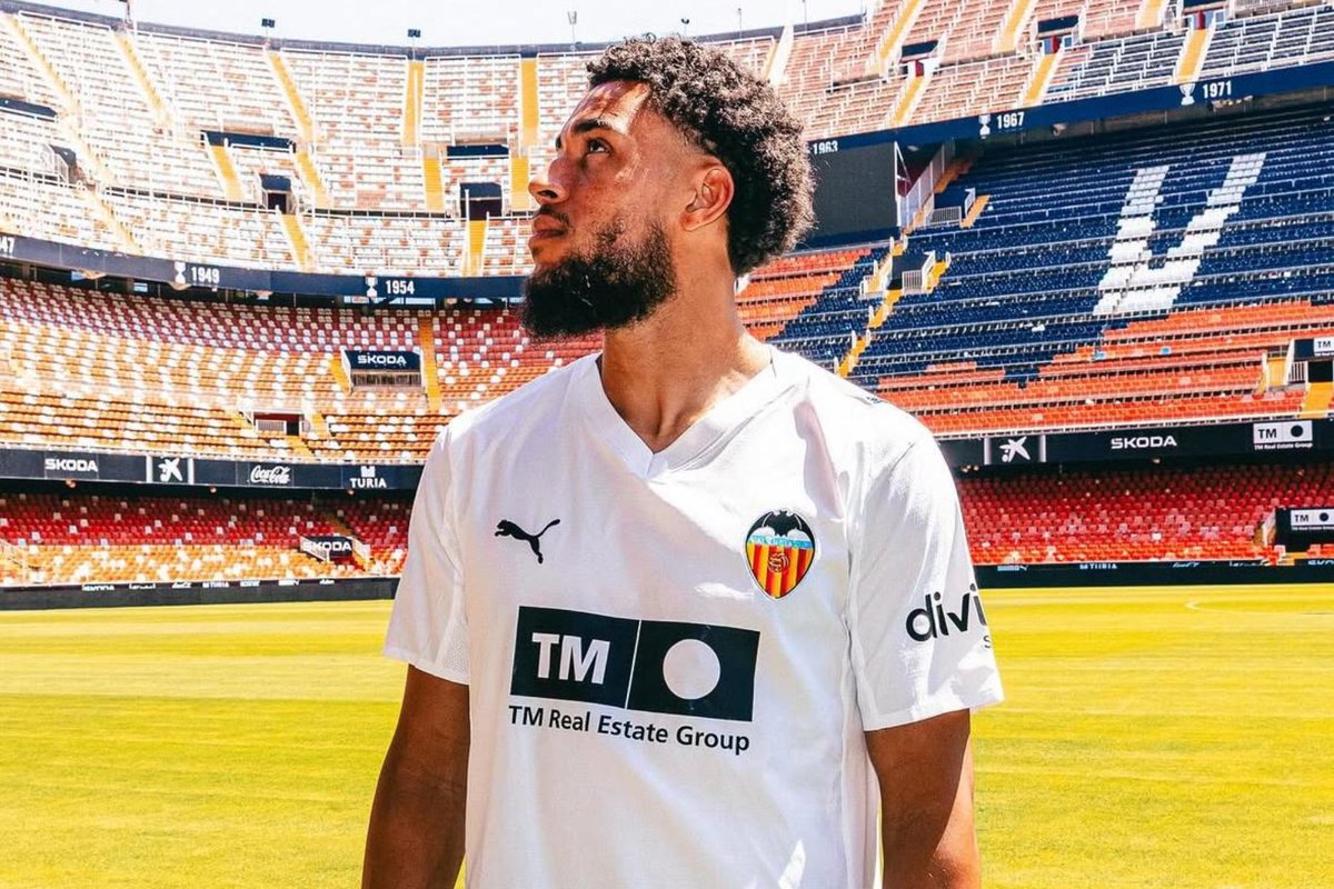 RMValencia's tweet photo. DANJUMA
🎙️ Info @RadioMARCA
🤝 El entorno del futbolista es tajante con su situación: va a SEGUIR en el Valencia
⚽️ En el comienzo de este mercado el jugador No piensa en salir
📝 Tiene contrato hasta 2028
📻 Estamos ampliando en #directomarca https://t.co/1SML0yESIB