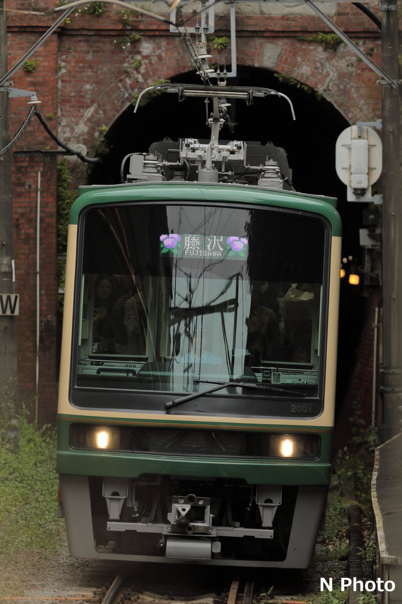 YN1982Photo's tweet photo. 江ノ電
検査明けの2000形2001F ③
極楽寺トンネル飛び出し

撮影日時点で2001Fは比較的綺麗な状態が維持されていたので、他の車両とともに一緒に記録。  

#江ノ電 https://t.co/TD4QCf7stY