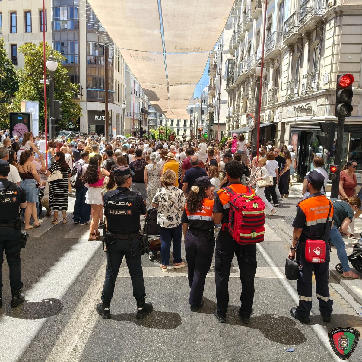 pcivilgranada's tweet photo. Seguimos avanzando con nuestro dispositivo #CorpusGr2026 🚑🎡
Detrás de todo evento siempre hay un equipo que trabaja por ti, que imprime toda la fuerza del 
#Voluntariado 
porque siempre
#estamosporti🧡 https://t.co/c8NyHgxHpJ