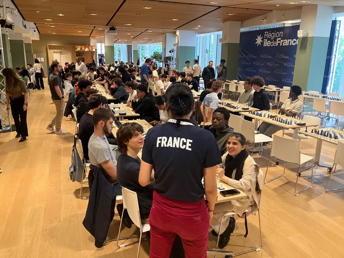 karampatrick's tweet photo. ♟️ Fierté immense d'accueillir aujourd'hui, au siège de la Région @iledefrance, les Championnats d'Île-de-France des lycées 2026 et de signer, aux côtés de @EloiRelange, Président de la Fédération Française des Échecs, et de @DuquesneAdrien, Président de la Ligue Île-de-France, le protocole de partenariat pour le développement de la pratique des échecs dans le cadre de l'Olympiade 2025-2028.
L'Île-de-France est la seule région de France à porter une ambition aussi forte pour les échecs auprès de la jeunesse.
Cette compétition est l'aboutissement d'un projet que je porte avec détermination aux côtés de la Fédération : faire des échecs une discipline accessible à tous les jeunes Franciliens.
👉 122 lycéens en compétition ;
👉 30 lycées mobilisés dans les 8 départements franciliens.
Avec @vpecresse, nous avons fait le choix d'investir 120 000 € pour équiper 250 lycées franciliens de 12 kits d'échecs chacun, un déploiement sans équivalent en France.
Cette ambition s'inscrit dans la dynamique engagée depuis 2016 par l'exécutif régional en faveur d'une pratique pleinement inclusive : soutien à une quinzaine d'Instituts médico-éducatifs, déploiement du programme « INFINITE Autisme » et extension à 50 classes Ulis en lycée. Parce qu'aucun jeune ne doit être tenu à l'écart du jeu.
Les échecs sont bien plus qu'un jeu : une véritable école de la vie. Ils forgent l'analyse, la réflexion stratégique, la patience, le respect des règles et de l'adversaire, autant de qualités essentielles pour réussir, à l'école comme dans la vie.
Bravo à tous les participants, et un immense merci aux organisateurs, aux clubs, aux bénévoles et aux enseignants qui font vivre ces valeurs au quotidien dans toute l'Île-de-France. 👏