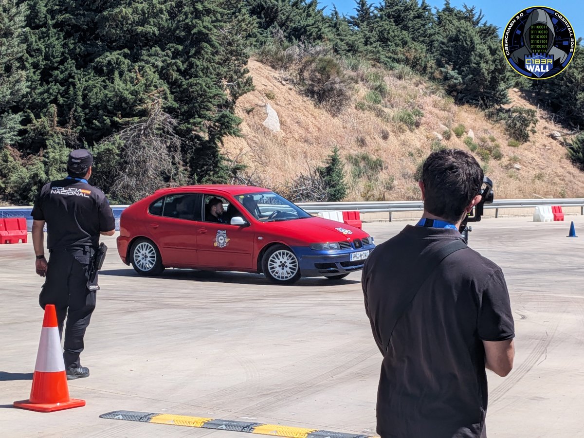 C1b3rWall's tweet photo. 🚗🚓Los asistentes a C1b3rwall participan en un taller de conducción, a cargo de @PoliciaEscuela y @polimupol 

👨‍🎓Una mañana repleta de conferencias, talleres y formación en el VI Congreso de Seguridad Digital y Ciberdelincuencia. https://t.co/IWKRi8Yb6L