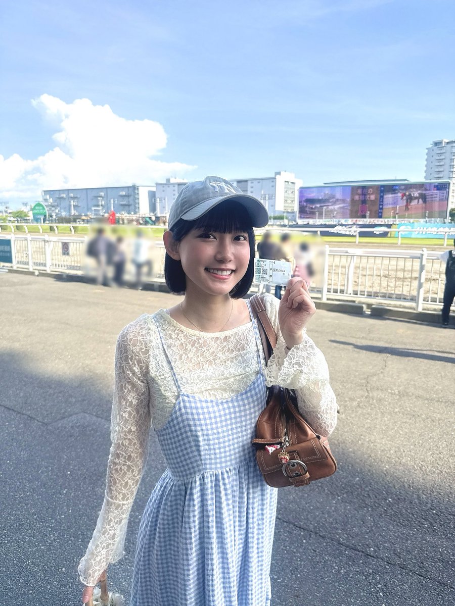 ru_ri0808's tweet photo. 人生初の川崎競馬場へ🐎✨
とーーーっても楽しかったです！！
当たり前だけどどこの競馬場も馬券って難しい！笑でも至近距離でお馬さんを見られて癒されました🥰
また行くぞ❤️‍🔥 https://t.co/TMyaNIH3FD