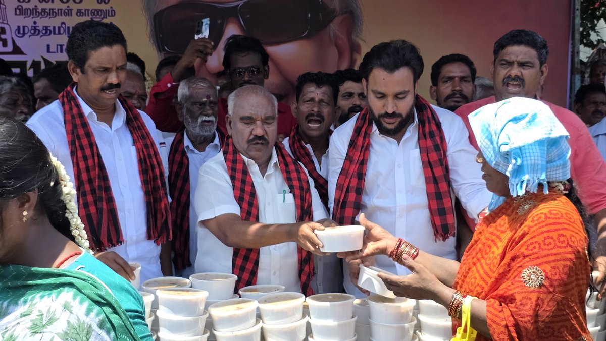 GingeeMasthan's tweet photo. முத்தமிழறிஞர் தலைவர் கலைஞர் அவர்களின் 103வது பிறந்த நாள் விழாவையொட்டி,

விழுப்புரம் வடக்கு மாவட்டம் - செஞ்சி பேரூர் கழக  திமுக சார்பில் பேருந்து நிலையம் எதிரில் வைக்ப்பட்டிருந்த தலைவர் கலைஞர் அவர்களின் திருவுருவ படத்திற்கு மலர் தூவி மரியாதை செலுத்தி பொதுமக்களுக்கு இனிப்பு வழங்கினோம் அதனை தொடர்ந்து செஞ்சி நான்கு முனை சந்திப்பில் 1000 நபர்களுக்கு உணவு  வழங்கினோம்.

#KalaignarForever 

@mkstalin | @Udhaystalin | @arivalayam