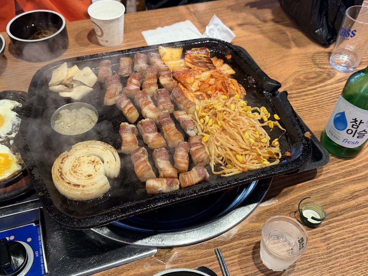 sommosw's tweet photo. 새내역 불타는 삼겹살에서 3병 마시고 연장까지 보는중.. 저 너무 힘들어요 
 근데 여기 진짜 맛있닿ㅎㅎㅎ https://t.co/A2pinCdvJn