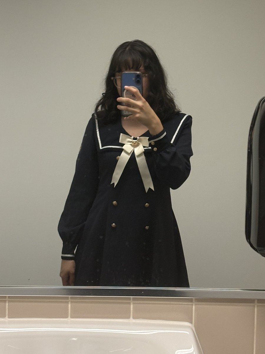 wingdebut's tweet photo. sentenced to work in an office that does Not have a giant mirror https://t.co/98kiBHIW87