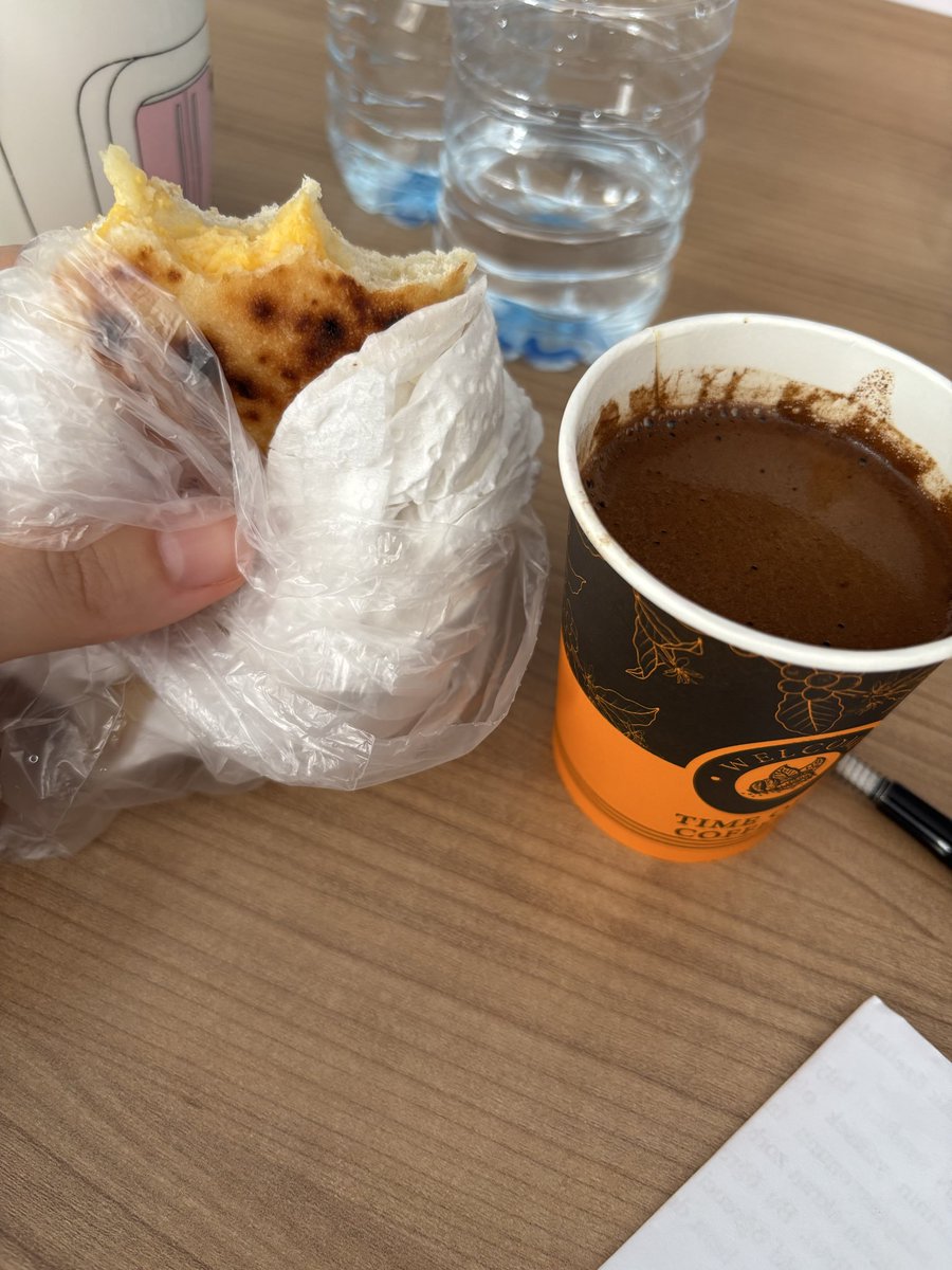 varissbuss's tweet photo. Yumurtalı ekmek ve kahve bana da sürpriz oldu https://t.co/LCjjQtySrO