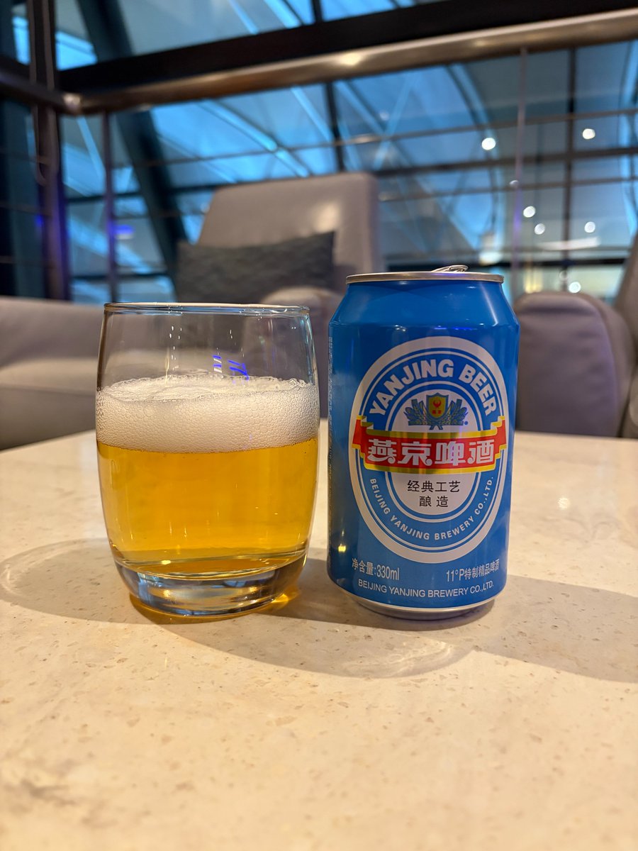 SKRR_tw's tweet photo. 保安検査後はAIR CHINAラウンジへ直行。残念ながらシャワーの出は悪かったです。でも、暑い中を5km近く歩いて汗かいていたんで非常に助かりました。
風呂上りはお初の燕京ビール。初めて飲んだけど、味はあっさりスッキリ。それよりもアジアあるあるのぬるいビールというのが・・・ https://t.co/qKrrCiGauK