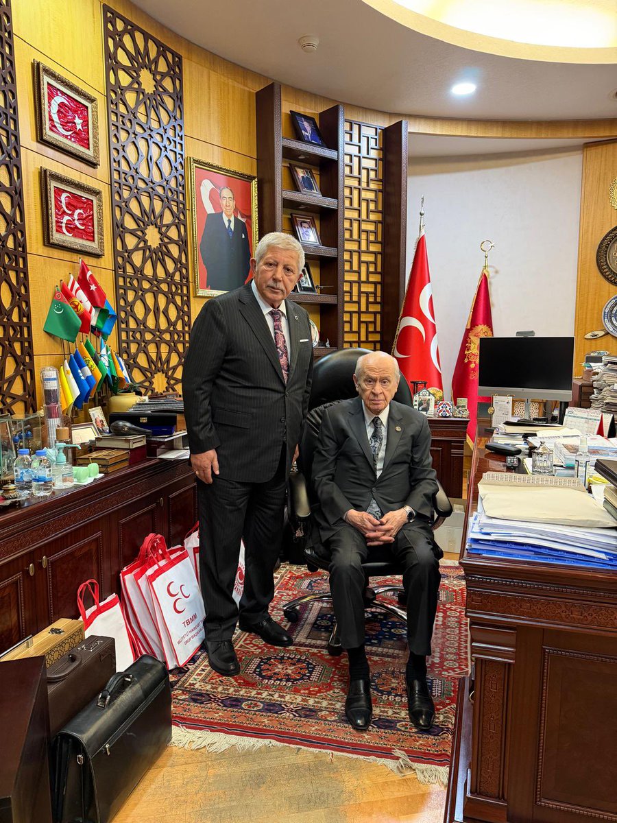 mehmetsaritc's tweet photo. MHP İstanbul İl Teşkilatı olarak, İl Başkanımız Sayın Volkan Yılmaz’ın öncülüğünde salı günü gerçekleştirilen partimizin grup toplantısına katıldım.

Akabinde Parti Genel Merkezimize giderek Bilge Liderimiz Devlet Bahçeli Beyefendi’ye bayram ziyaretinde bulundum.

Ellerini öperek bayramlarını tebrik ettim, sağlık ve afiyet temennilerimi arz ettim. Kendilerine bir emir ve talimatlarının olup olmadığını sordum. Zât-ı âlileri de tüm dava arkadaşlarımıza, ülküdaşlarımıza ve sevenlerine sevgi, muhabbet ve selamlarını ilettiler.

Kıymetli sohbetlerinden ve engin tecrübelerinden istifade etme fırsatı bulduğumuz bu anlamlı ziyaretin hayırlara vesile olmasını temenni ediyorum.

Rabbim kendilerine sağlık, sıhhat ve uzun ömürler ihsan eylesin.