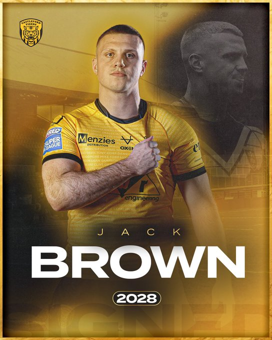 Wilde_3's tweet photo. @CTRLFC @hullkrofficial @hfc_ellis @StorrPaul  they have photoshopped his arm hairs since the post yesterday!!! 😂😂 https://t.co/ZKCEr8xzF2